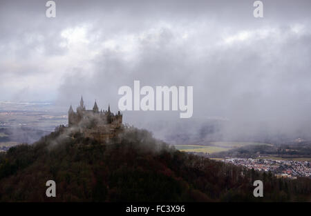 Panorama Blick auf Burg Hohenzollern, Deutschland, die Residenz der ehemaligen königlichen Familie des Deutschen Reiches Stockfoto