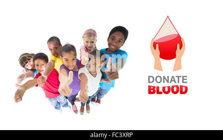 Zusammengesetztes Bild der elementaren Schüler Lächeln zeigt Daumen nach oben Stockfoto