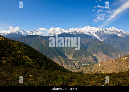 Mingyong Gletscher, Meili Snow Mountain Range, Heiligen Kawagebo Peak von Tibetern, Sonnenuntergänge, Deqin County, Provinz Yunnan, China verehrt Stockfoto