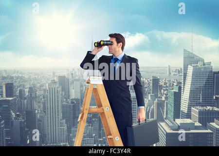 Zusammengesetztes Bild der Unternehmer auf der Suche auf einer Leiter Stockfoto
