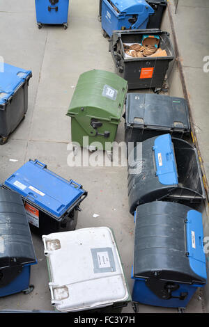 Müllcontainer auf einem Hinterhof in Berlin Stockfoto