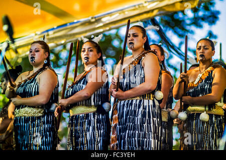 Maori-Frauen Durchführung der Haka (Kriegstanz) in Melbourne Festival, Australien Stockfoto