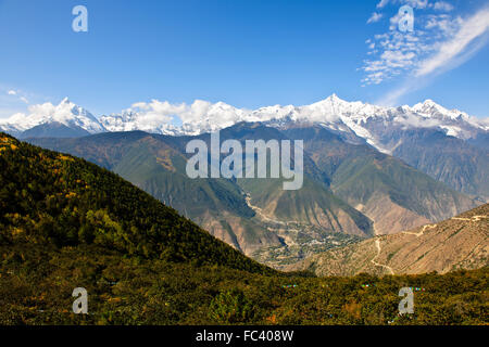 Feilal Tempel Mingyong Gletscher, Meili Snow Mountain Range, Heiligen Kawagebo Peak von Tibetern, Yunnan Provinz, VR China, China verehrt Stockfoto