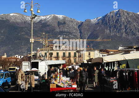 Sulmona, Abruzzen, Italien. Der offene Wochenmarkt auf der Piazza Garibaldi (Piazza Garibaldi). Stockfoto