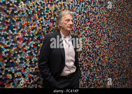 Weltbekannte Designer Paul Smith öffnet die "Hallo, mein Name ist Paul Smith", Ausstellung im Leuchtturm, in Glasgow, Schottland, am 20. Januar 2016.  Die Ausstellung, Zeichnung von Paul Smith Karriere und persönliche Archive und Sammlungen, läuft im Leuchtturm, Schottlands Zentrum für Design und Architektur, vom 21. Januar bis zum 20. März 2016. Die Ausstellung lädt Sie in Paul Smith Welt; eine Welt der Mode, Einrichtung, Inspiration, Zusammenarbeit, Witz und Schönheit. Stockfoto