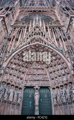 Haupteingang Dekoration Details der Straßburg Kathedrale Stockfoto