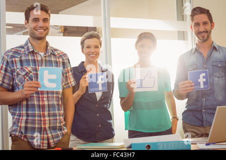 Kollegen mit Schild aus bekannten sozialen Netzwerken Stockfoto