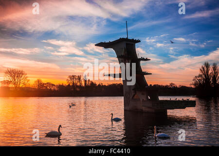 Der alte Sprungturm Coate Wasser in Swindon in der Morgendämmerung. Stockfoto