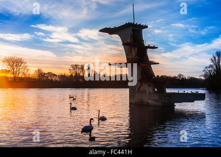 Der alte Sprungturm Coate Wasser in Swindon in der Morgendämmerung. Stockfoto