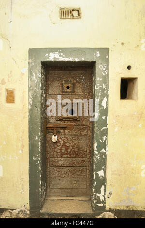 Alte Tür der Zelle im Kilmainham Gaol in Dublin, Irland Stockfoto