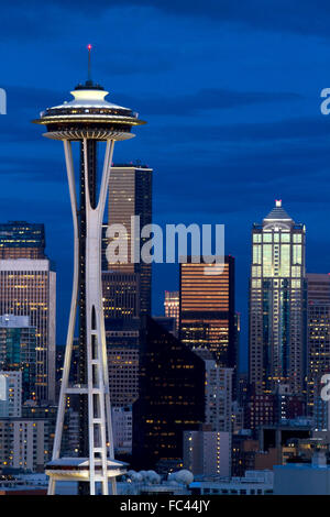 Seattle Stadt-Landschaft in der Abenddämmerung mit Space Needle, Washington, USA. Stockfoto