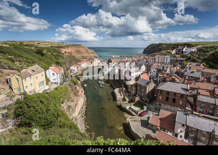 Ein schöner Sommertag über das Dorf Staithes in Yorkshire Stockfoto