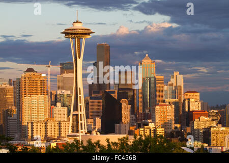 Seattle Stadt Landschaft bei Sonnenuntergang mit Space Needle, Washington, USA. Stockfoto