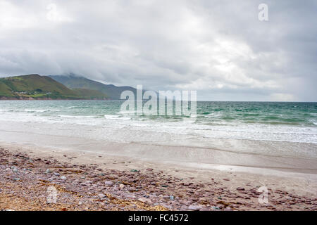 Trübe Seestück vor dem Sturm in Rossbehy, Ring of Kerry, Irland Stockfoto