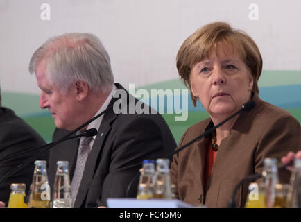 Kreuth, Deutschland. 20. Januar 2016. Deutsche Bundeskanzlerin Angela Merkel (CDU) und CSU Partei Chef Horst Seehofer sitzen in der CSU Konferenzgebäude in Kreuth, Deutschland, 20. Januar 2016. Die CSU (christlich sozialistischen Union)-Retreat-Konferenz statt vom 18. bis 21. Januar 2016 in der Hanns-Seidel-Stiftung-Bildungszentrum in Kreuth. Foto: PETER KNEFFEL/Dpa/Alamy Live News Stockfoto