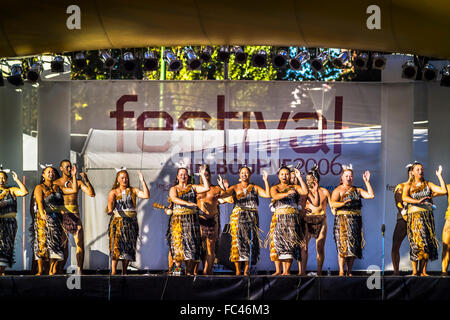 Gruppe auf der Bühne Maori Künstler machen die Haka (Kriegstanz) in native Kostüm und Stammes-Kriegsbemalung Festival in Melbourne, Australien Stockfoto