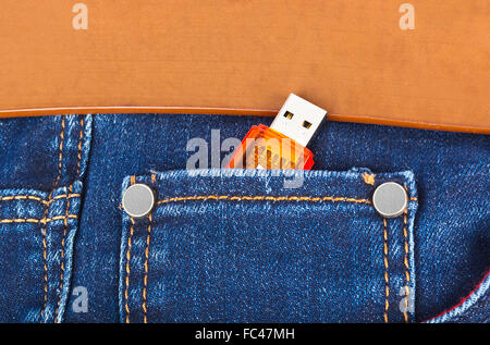 USB-Flash-Speicher in Jeans-Tasche Stockfoto