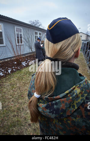 Andernach, Deutschland. 20. Januar 2016. Ein Soldat Teilnahme an einer Zeremonie auf dem Gelände der Krahnberg Kaserne in Andernach, Deutschland, 20. Januar 2016. In diesen Baracken auf der 20. Januar 1956 die ersten Freiwilligen der neugegründeten Bundeswehr (Bundeswehr) zog. Foto: THOMAS FREY/Dpa/Alamy Live News Stockfoto