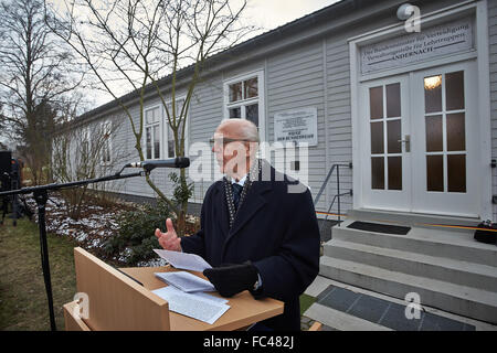 Andernach, Deutschland. 20. Januar 2016. Zeugnis-Generalleutnant A.D. Anton Steer spricht während einer Zeremonie auf dem Gelände der Krahnberg Kaserne in Andernach, Deutschland, 20. Januar 2016. In diesen Baracken auf der 20. Januar 1956 die ersten Freiwilligen der neugegründeten Bundeswehr (Bundeswehr) zog. Foto: THOMAS FREY/Dpa/Alamy Live News Stockfoto