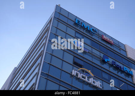 ISRAEL, Beerscheba. 20. Januar. Logo der größten internationalen Unternehmen ist in einem der Gebäude im Technologiepark in Beerscheba auch buchstabiertes Beer-Sheva die größte Stadt in der Wüste Negev Süd Israel am 20. Januar 2016 Beerscheba rüstet sich cyber Hauptstadt der Welt mit multinationalen Unternehmen wie EMC, Deutsche Telekom AG, Lockheed Martin, Oracle und IBM bereits in Büros in der Stadt zu sehen. Stockfoto