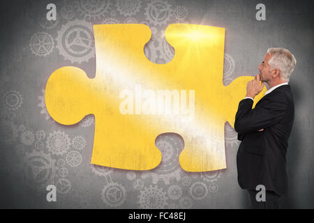 Zusammengesetztes Bild nachdenklich Reife Geschäftsmannes posiert Stockfoto