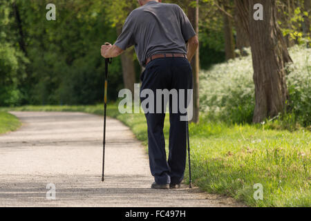 gebrechlicher Mann mit Krücken Stockfoto