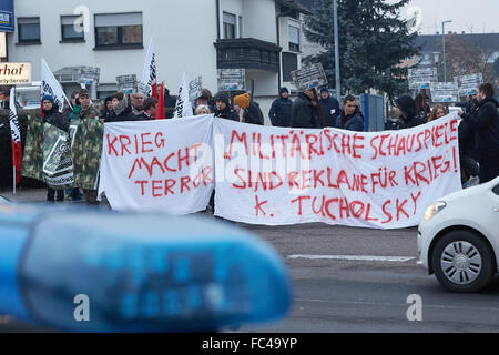 Während einer Zeremonie auf dem Gelände der Krahnberg Kaserne in Andernach, Deutschland, 20. Januar 2016 haben Demonstranten versammelt. In diesen Baracken auf der 20. Januar 1956 die ersten Freiwilligen der neugegründeten Bundeswehr (Bundeswehr) zog. Foto: THOMAS FREY/dpa Stockfoto