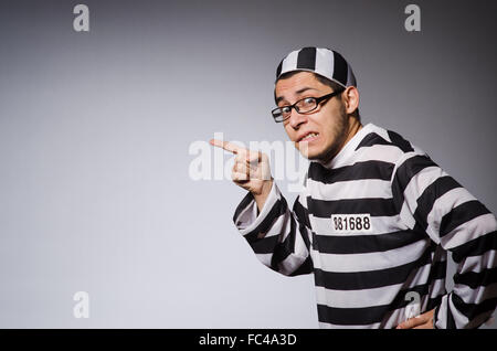 Lustige Gefangenen isoliert auf grau Stockfoto