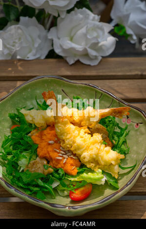 frische japanische Tempura Garnelen mit Salat Stockfoto