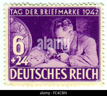 GOMEL, Weißrussland - Januar 2016: Eine Briefmarke gedruckt in Deutschland zeigt Bild der deutschen Philatelisten, ca. 1942. Stockfoto