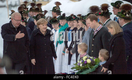 Kreuth, Deutschland. 20. Januar 2016. Bundeskanzlerin Angela Merkel (l, CDU) wird von einer Gruppe gekleidet in traditionellen Kostümen außerhalb der CSU Konferenzgebäude in Kreuth, Deutschland, 20. Januar 2016 begrüßt. Die CSU (christlich sozialistischen Union)-Retreat-Konferenz statt vom 18. bis 21. Januar 2016 in der Hanns-Seidel-Stiftung-Bildungszentrum in Kreuth. Foto: PETER KNEFFEL/Dpa/Alamy Live News Stockfoto