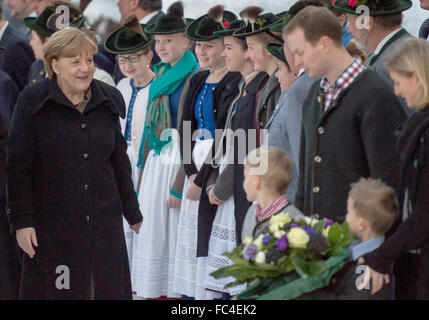 Kreuth, Deutschland. 20. Januar 2016. Bundeskanzlerin Angela Merkel (l, CDU) wird von einer Gruppe gekleidet in traditionellen Kostümen außerhalb der CSU Konferenzgebäude in Kreuth, Deutschland, 20. Januar 2016 begrüßt. Die CSU (christlich sozialistischen Union)-Retreat-Konferenz statt vom 18. bis 21. Januar 2016 in der Hanns-Seidel-Stiftung-Bildungszentrum in Kreuth. Foto: PETER KNEFFEL/Dpa/Alamy Live News Stockfoto