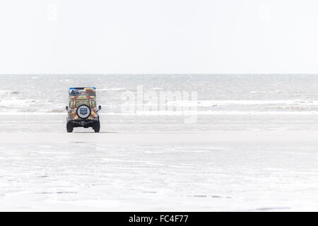 Meer-Rettungsfahrzeug wacht über die vordringenden Gezeiten auf der Nord-West, englische Küste von Blackpool Stockfoto