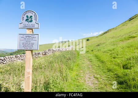 Öffentlichen Fußweg und Zeichen für Wanderer auf den Felsen in der Nähe Castleton, Teil des National Trust Immobilien High Peak, Derbyshire, Peak District, England, Großbritannien Stockfoto