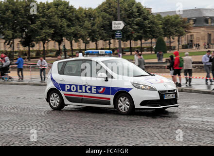 Eine Police Nationale Auto nach 2015 Tour de France in Paris auf der letzten Etappe des Rennens. Stockfoto