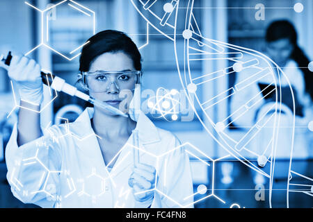 Zusammengesetztes Bild des schweren Chemiker arbeiten mit weißen Dna Helix Diagramm inteface Stockfoto