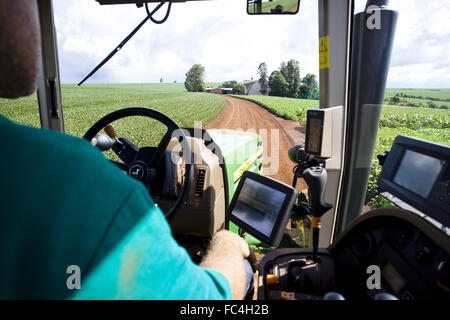 Kabine Traktor mit High-Tech-eingebettet in Soja-Plantagen Stockfoto
