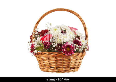 Schöner Blumenstrauß von bunten Blumen im Korb isoliert auf weißem Hintergrund. Stockfoto