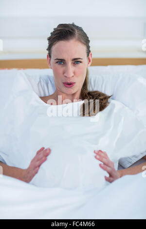 Porträt der schwangeren Frau mit Schmerzen Stockfoto