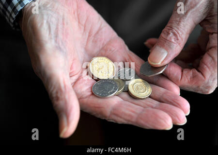 Rentner, die Geld in die Hand. Stockfoto