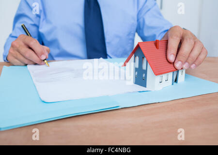 Geschäftsmann eine Contrat zu lesen, bevor Sie ihn unterschreiben Stockfoto