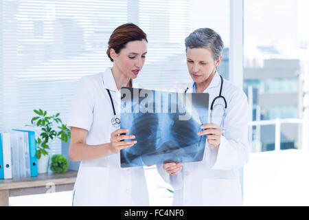 Ärztliche Kollegen zusammen Röntgen Untersuchung konzentriert Stockfoto