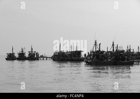 Monochrome Sammlung von Angelboote/Fischerboote neben einem alten Anlegestelle in Teluk Bahang in Penang, Malaysia. Stockfoto