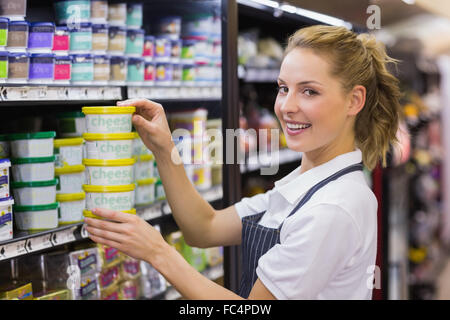 Porträt eines lächelnden blonden Arbeitnehmers Einnahme einer Produkte Stockfoto