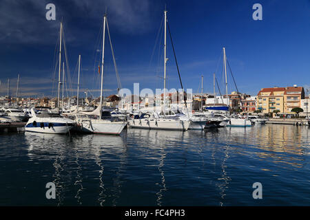 Boote im Yachthafen von Port Cambrils, Katalonien, Katalonien, Spanien Stockfoto