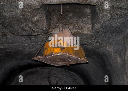 Unterirdisches Neapel. Rekonstruktion des Krans mit denen die Römer an die Oberfläche die Blöcke aus Tuffstein gebracht. Stockfoto