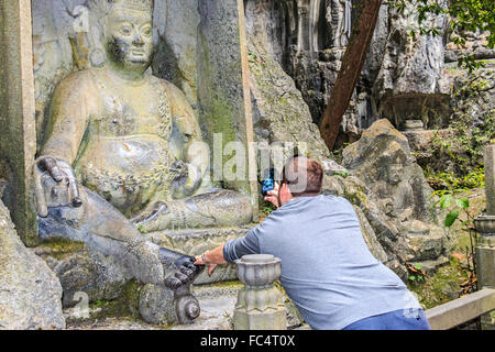 Bild von Buddha-Statue nimmt Besucher beim reiben die Statue Fuß (Seelen Rückzug) Lingyin Tempel in Hangzhou, China. Stockfoto