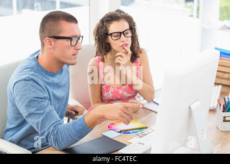 Konzentrierte Mitarbeiter mit Laptop und digitizer Stockfoto