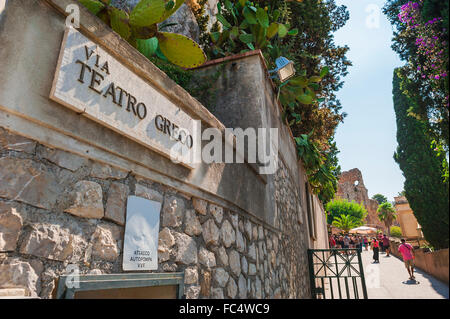 Griechischen Theater von Taormina, mit Blick auf die Straße, die bis zu den berühmten antiken Hügel griechische Theater - das Teatro Greco in Taormina, Sizilien. Stockfoto