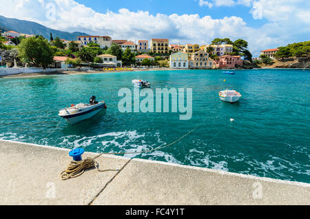 Boote vertäut bei Assos Kefelonia Griechenland an einem sonnigen Tag. Stockfoto